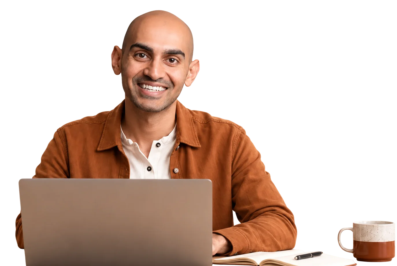 Neil Patel sorrindo diante do notebook